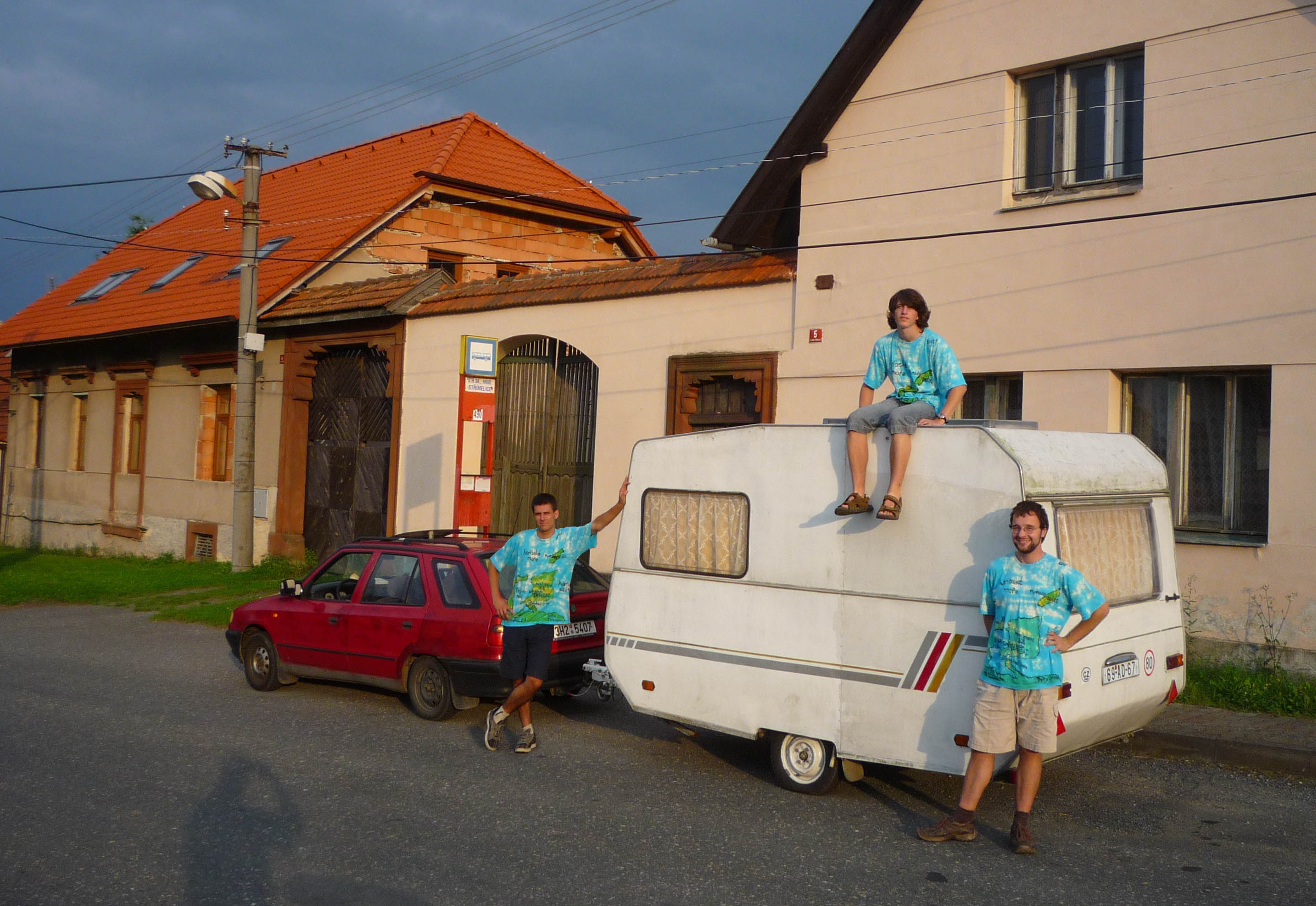Vojta, Svišť 2 a Čáp krátce po koupi karavanu v Hradových Střimelicích mezi Prahou a Sluneční zátokou.