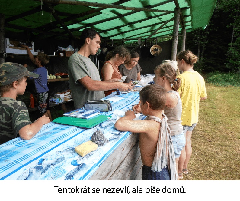 Tentokrát se nezevlí, ale píše domů.