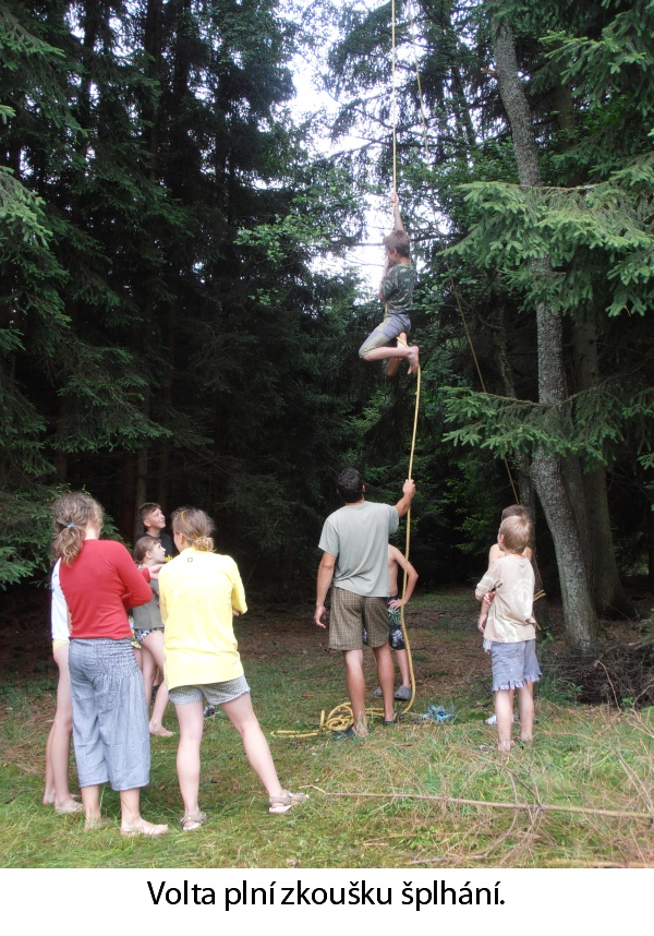 Volta plní zkoušku šplhání.