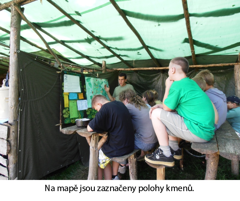 Na mapě jsou zaznačeny polohy kmenů.