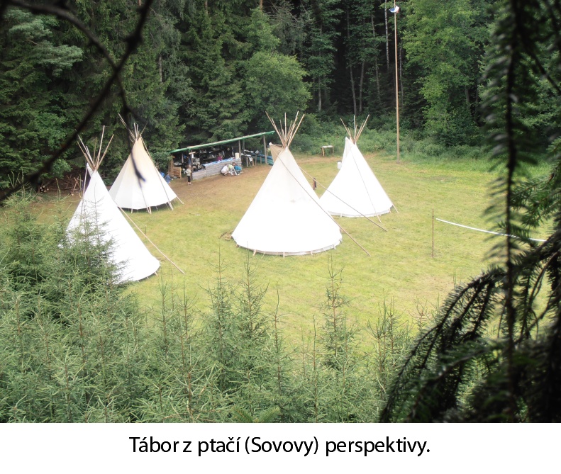 Tábor z ptačí (Sovovy) perspektivy.