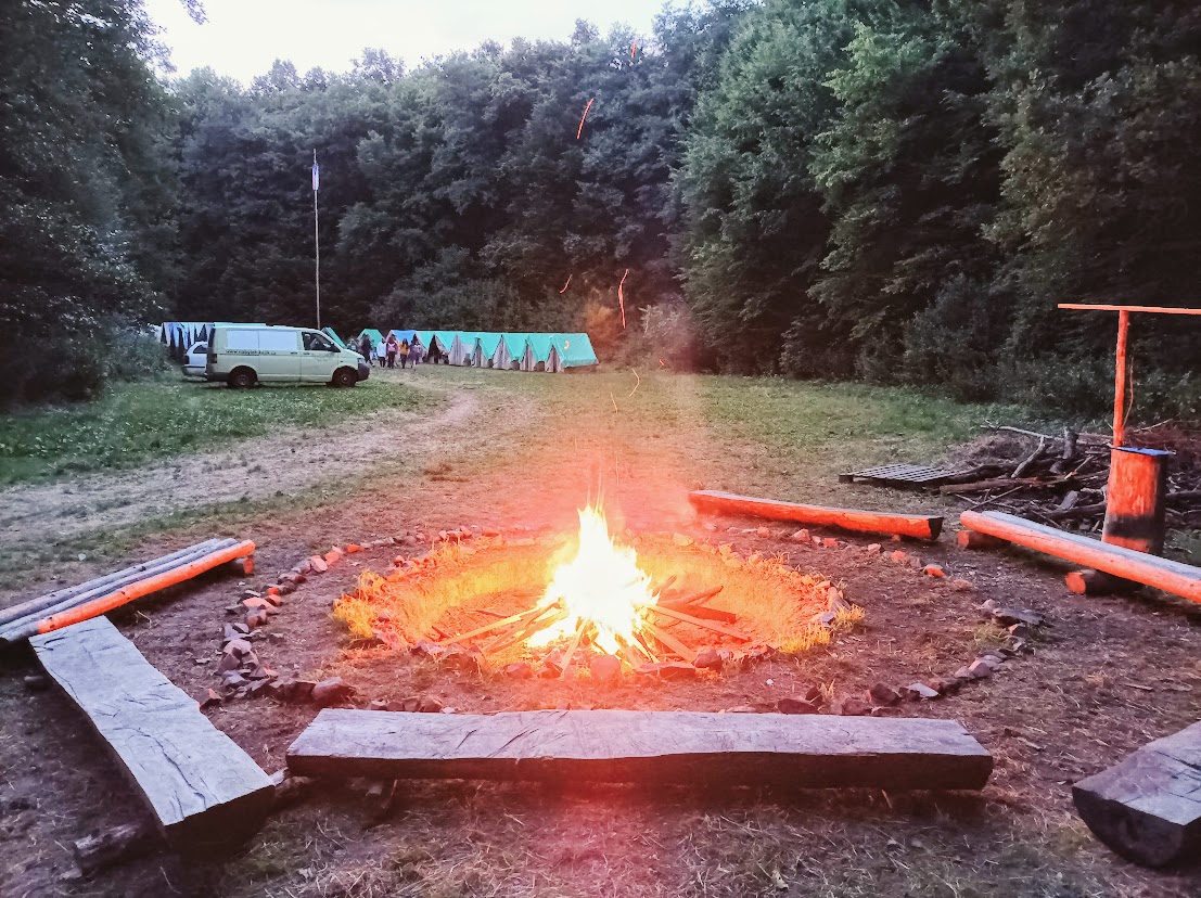 Obrázek ke článku LETNÍ TÁBORY SPJF – 3.DÍL: Pikárecká parta se zabydlela pod Bouzovem