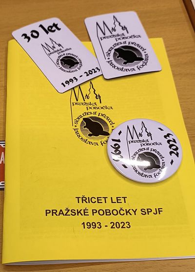 Obrázek ke článku K 30. výročí Pražské pobočky SPJF byly vydány magnetky, placka a speciální publikace
