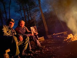 Pozdrav redakci Bobří stopy zasílá z vandru po Rokytné Vítek a Dřevik.