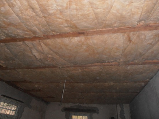 Hotový strop ze skelné vaty už čeká jen na pobití palubkami