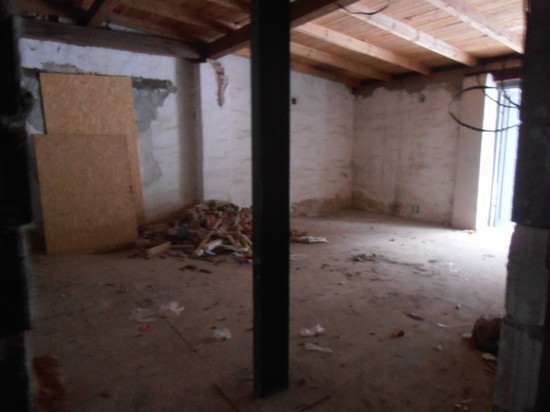 První z příprav na vylití nové anhydritové podlahy - vyklidit všechno!