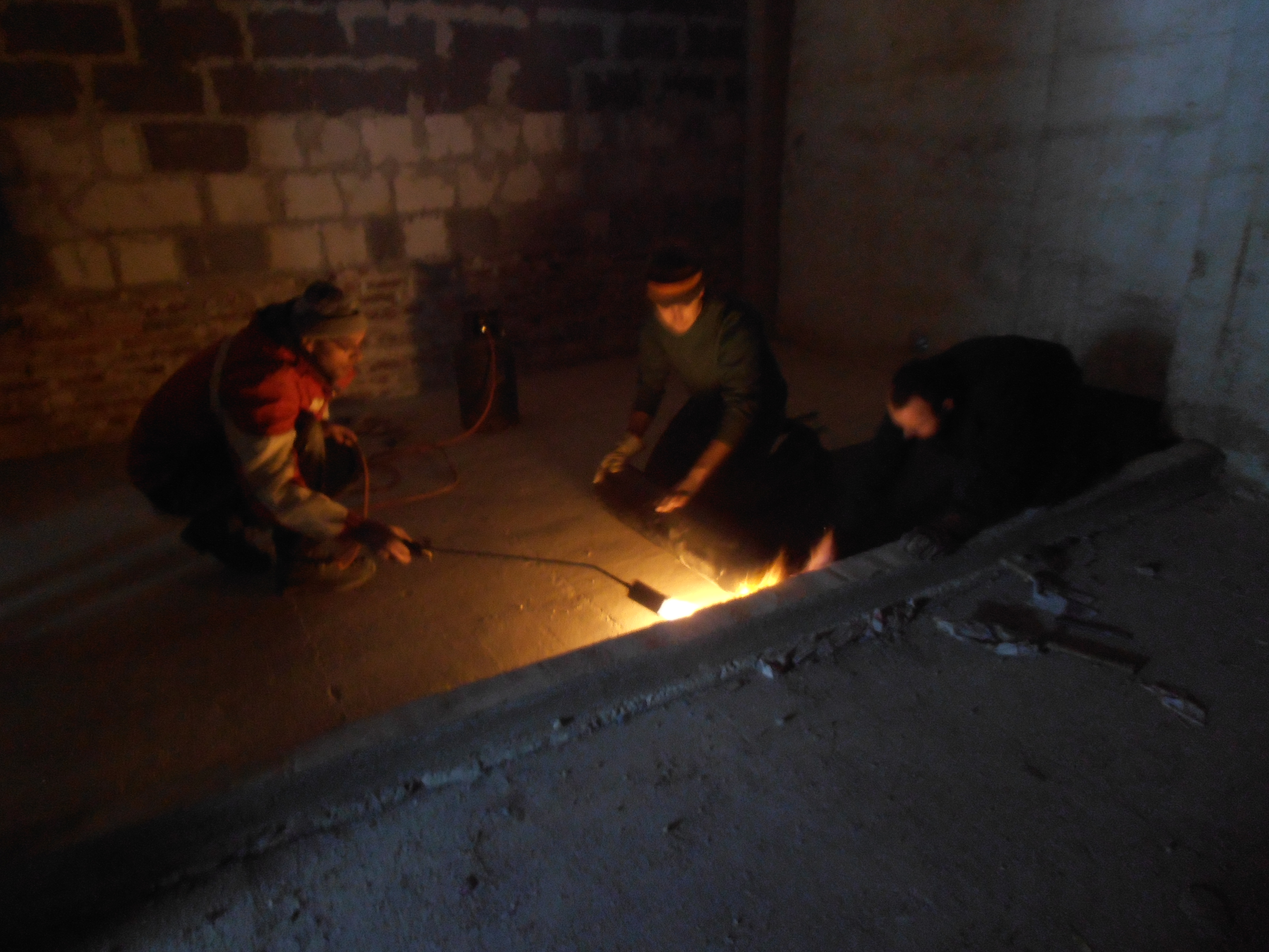 Pokládání asfaltových pásů je větší legrace než se zdá