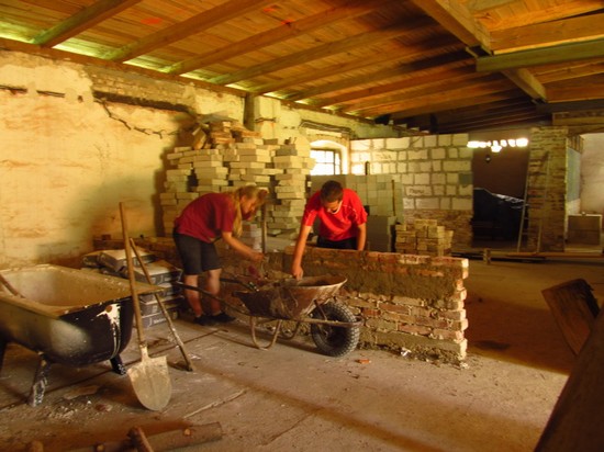 Sova s Elou zdí další zeď, těch už na Muně přibylo