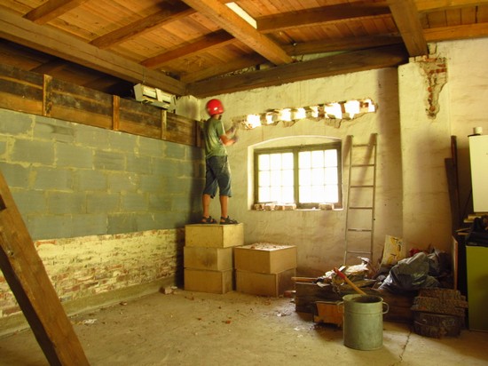 Na stávajících zdech betonujeme věnec a bouráme překlady pro okna