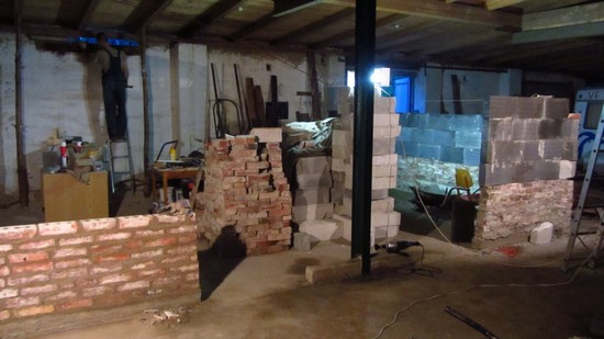 Pohled na staveniště uvnitř budovy