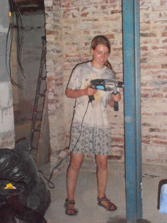 Na Muně už se zalíbilo i klubařům - Anežka brousí nosník