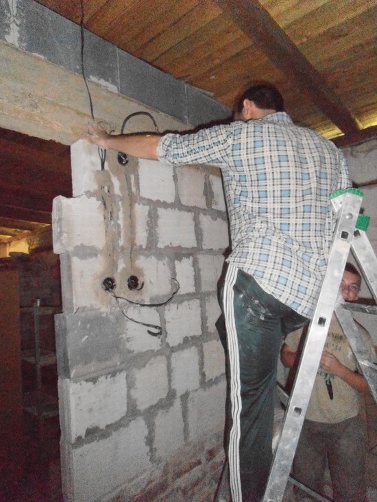 Čáp je rozený elektrikář a dělá rozvody