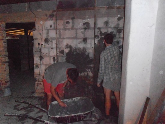 Čáp s Vojtou se stávají průkopníky nahazování omítky