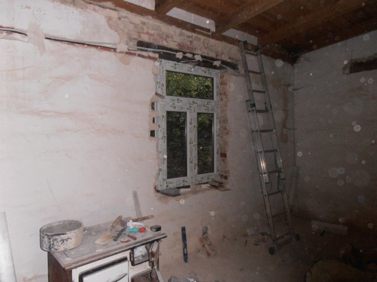 První plastové okno zasazeno a zapěněno