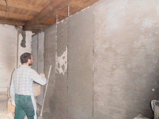 Čáp, Sova a Vojta mají na svědomí omítku v první místnosti