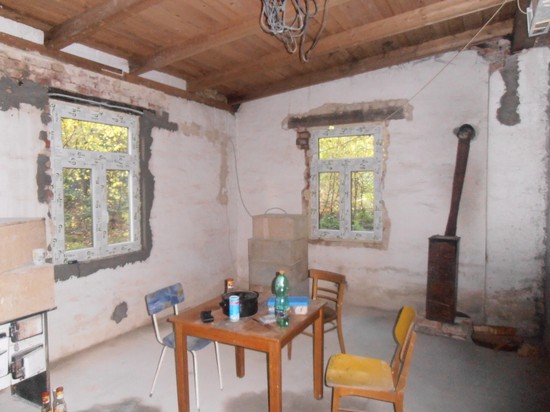 V malé klubovně máme hotova obě okna a je z ní světnička k pohledání