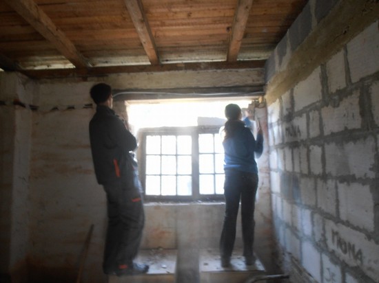 Přesouváme se do jídelny, kde je potřeba nejprve odstranit staré okno