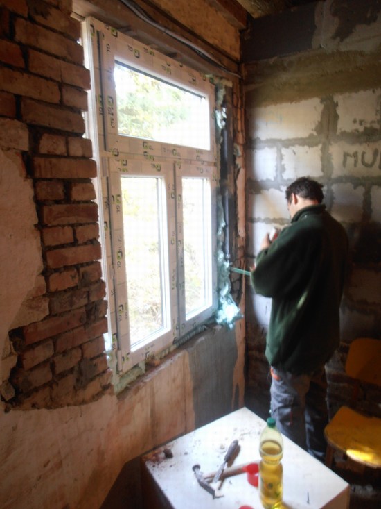 Vojta pěnuje okno číslo 3