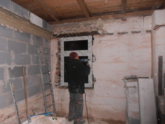 Práce jde od ruky, zasazujeme okno číslo 4