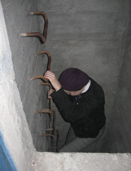 Cesta do hřbitovní chodby není snadná. Cesta do hřbitovní chodby není snadná.