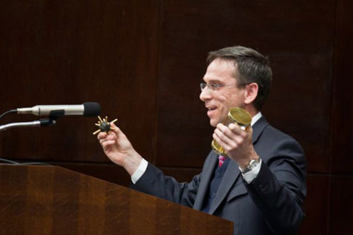 Kandidát na rektora vyjímá ježka z klece!