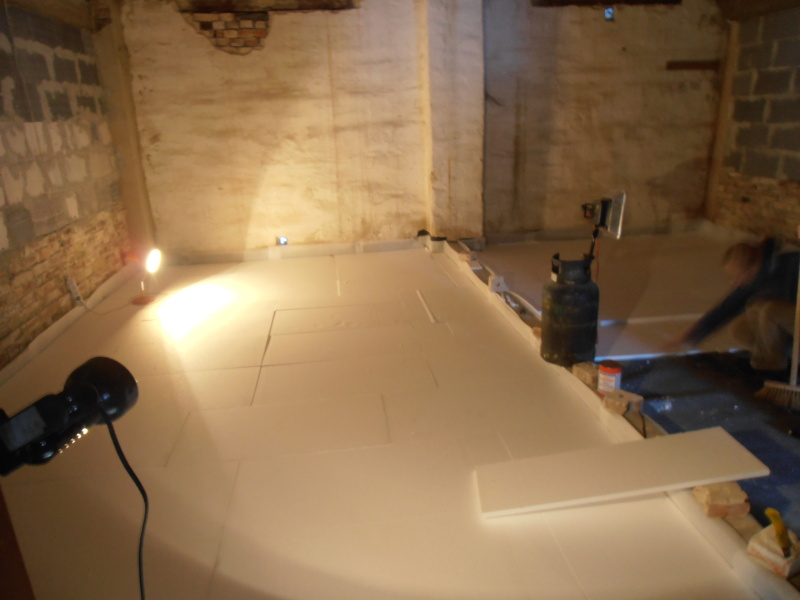 Na asfalt přišel ještě polystyren