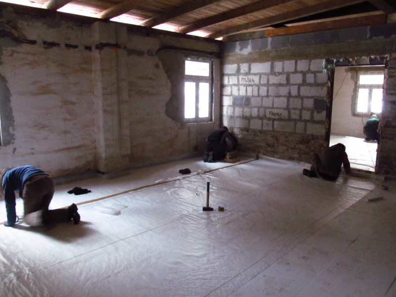 A na polystyren ještě speciální igelit...