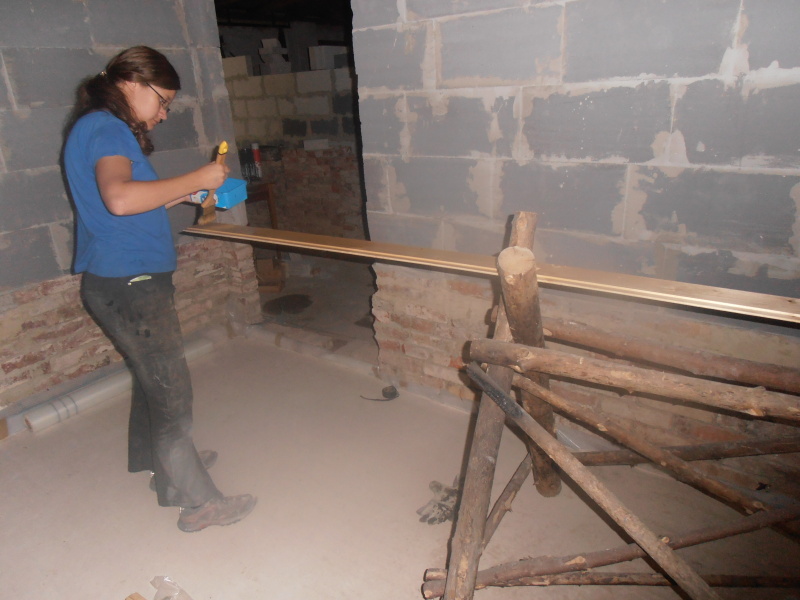 Drobek natírá palubky na budoucí nádherný strop v malé klubovně