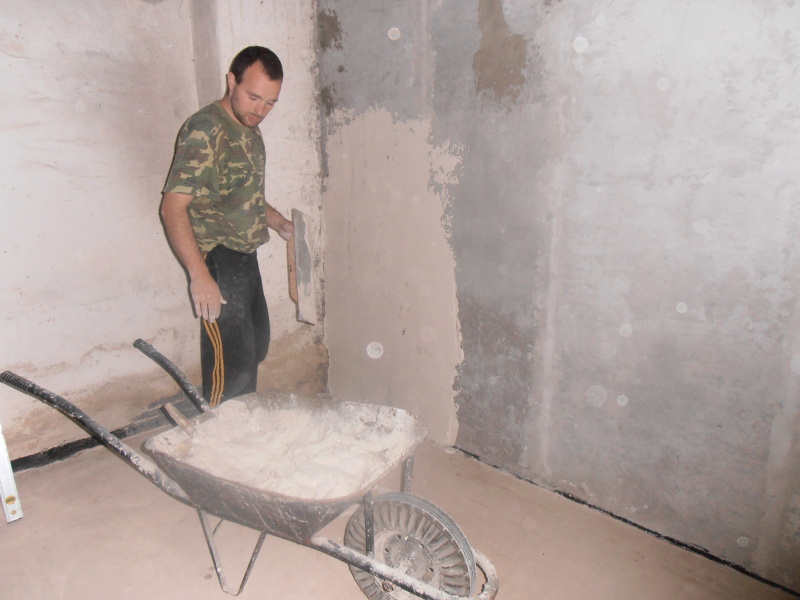 Čáp a Sova začínají omítat štukovou omítkou