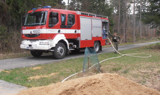 Potřebnou vodu pro namíchání anhydritu nám obstarali Mikulovičtí hasiči.
