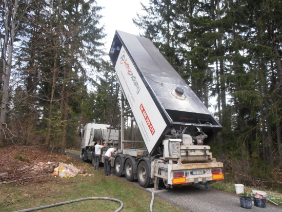 Domíchávač firmy AnhyPodlahy byl schopen akrobatických kousků.