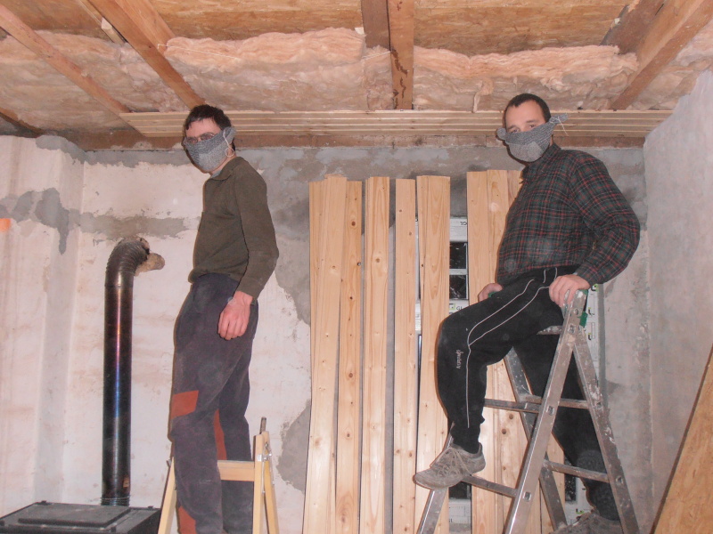 Honza a Čáp dělají strop jídelny Honza a Čáp dělají strop jídelny