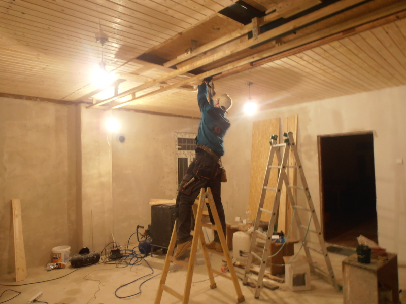 Druhou půlku stropu instalovali Jerry a Sova Druhou půlku stropu instalovali Jerry a Sova