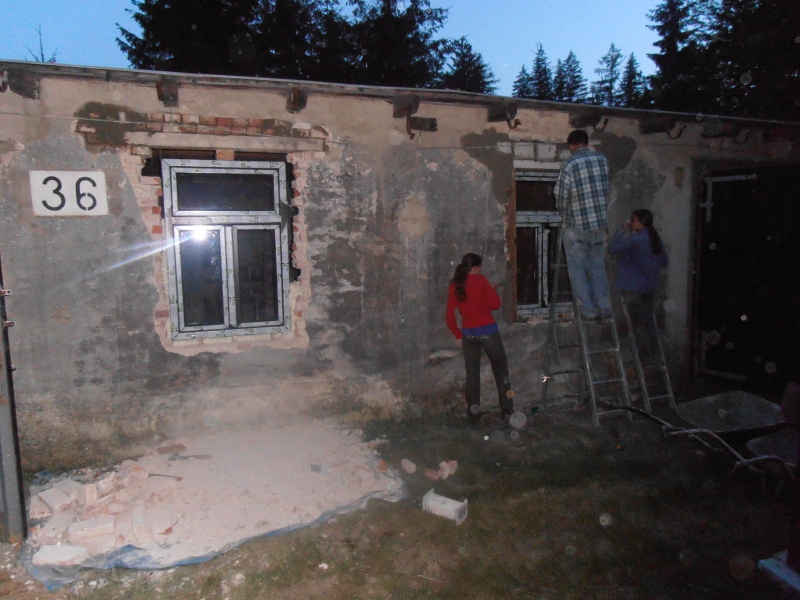 Konečně jsme se odhodlali vsadit i přední okna.