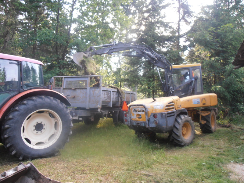 Bagr nám přijel vykopat díru pro jímku.