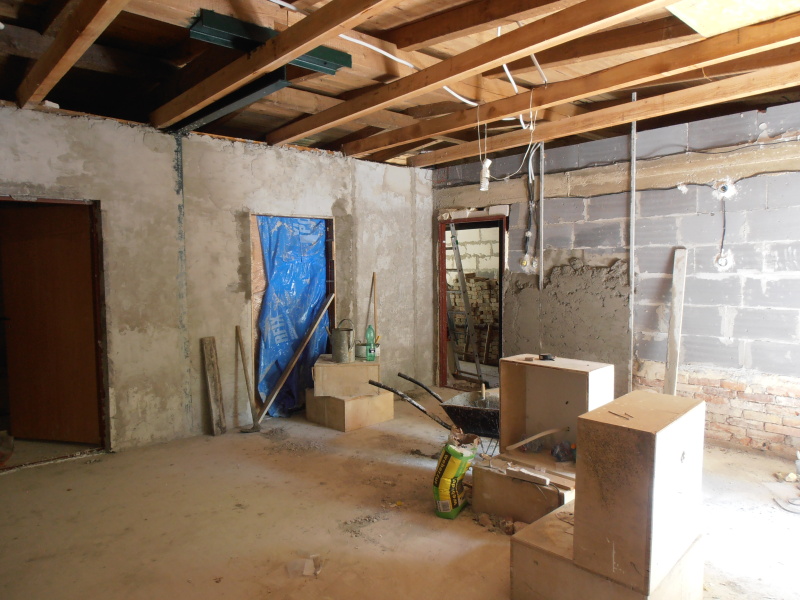 Nyní omítáme jídelnu.