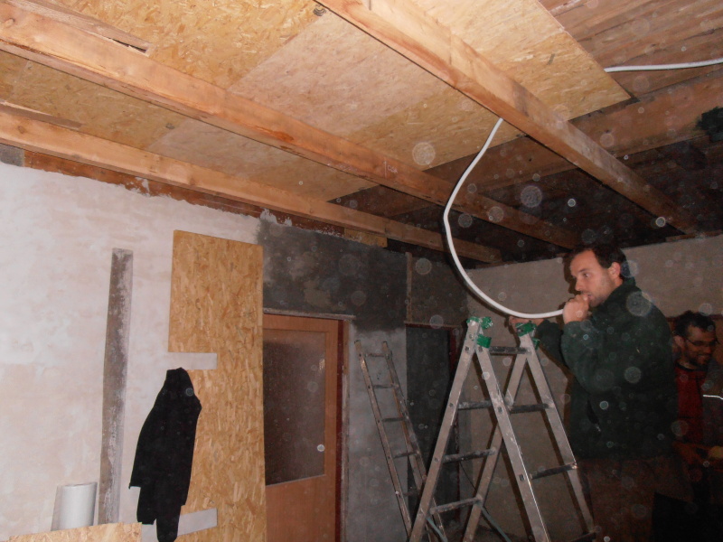 První práce na stropu v jídelně.